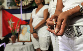 Varias personas rezan el sábado 15 de octubre de 2011 en la vivienda de Laura Pollán, la fallecida líder de las Damas de Blanco, en La Habana. EFE