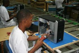 Fábrica de computadoras en Cuba