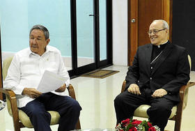 Raúl Castro y el cardenal Ortega en esta foto de archivo de 2010