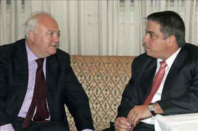 Los ministros de Exteriores de España y Cuba, Miguel Ángel Moratinos (izq.) y Felipe Pérez Roque, en Madrid