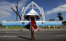Un guardia camina el sábado 24 de marzo de 2012 frente al altar preparado para la misa que oficiará el papa Benedicto XVI hoy lunes en la Plaza de la Revolución Antonio Maceo, en Santiago de Cuba