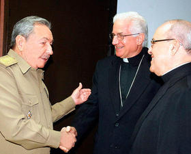 El presidente Raúl Castro da la mano al arzobispo Dionisio García. Junto a ellos el cardenal Jaime Ortega