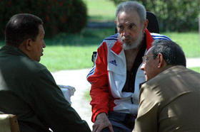 Imagen del último vídeo publicado de Castro, junto a Chávez y Raúl