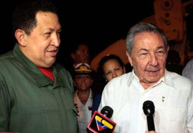 El presidente cubano Raúl Castro (d) recibe al mandatario venezolano Hugo Chávez (1) en La Habana, la madrugada del miércoles 8 de junio de 2011