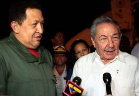 El presidente cubano Raúl Castro (d) recibe al mandatario venezolano Hugo Chávez (1) en La Habana, la madrugada del miércoles 8 de junio de 2011. (EFE) El presidente cubano Raúl Castro (d) recibe al mandatario venezolano Hugo Chávez (1) en La Habana, la madrugada del miércoles 8 de junio de 2011
