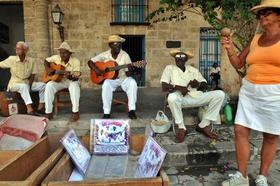 Un conjunto de música tradicional cubana, a la espera de turistas en La Habana. EFE
