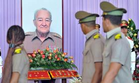 Cadetes rinden tributo el lunes 5 de septiembre de 2011, durante el homenaje póstumo al ministro de las Fuerzas Armadas Revolucionarias (FAR) y vicepresidente del Consejo de Estado, Julio Casas Regueiro, en La Habana (Cuba)