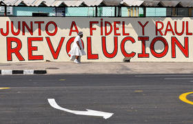 Cartel revolucionario en una calle cubana, en esta foto de archivo