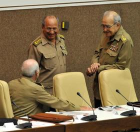 Fotografía de archivo del 1 de agosto de 2009 que muestra al general Leopoldo Cintras Frías (c), conversando con el fallecido ministro de las Fuerzas Armadas Revolucionarias (FAR), Julio Casas (d) y el ministro del interior, Abelardo Colomé