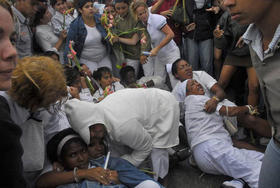 Represión contra las Damas de Blanco, en esta foto de archivo
