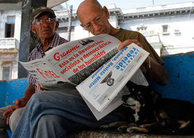 Dos cubanos y los periódicos Granma y Juventud Rebelde