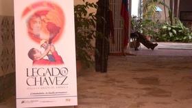 Un cartel celebra el “legado de Chávez” a la entrada de la Casa Simón Bolivar en La Habana