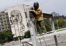 Preparativos para la misa papal en la Plaza de la Revolución