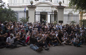 Jóvenes artistas cubanos protestan a las puertas del Ministerio de Cultura en La Habana, el viernes 27 de noviembre de 2020