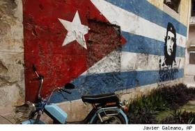 Una bandera cubana y una imagen del Che pintados sobre un muro en la Isla
