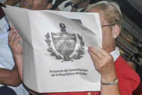 Lectura del Proyecto Constitucional de Cuba, en esta foto de archivo
