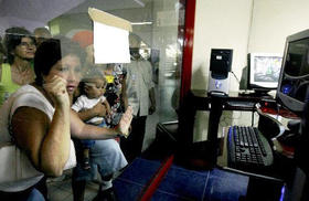 Cubanos contemplan computadoras a la venta en la Isla