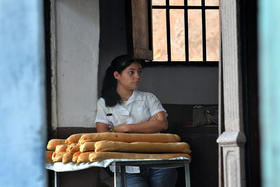 Una joven vende pan en un establecimiento estatal, el martes 10 de mayo de 2011 en La Habana