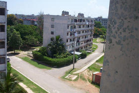 Edificio en el barrio de Alamar, en La Habana. (PANORAMIO)