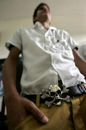 Un estudiante escucha la avaluación de sus compañeros durante una asamblea escolar. La Habana, 27 de junio de 2008. (REUTERS)