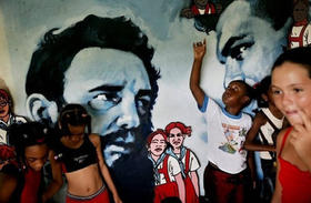 Niños cubanos y mural con Castro y el Che