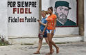 Dos jóvenes pasan frente a un grafiti con la imagen de Fidel Castro, en esta imagen de archivo