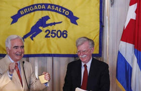 J. R. «Johnny» López de la Cruz (izq.), presidente de la Asociación de Veteranos de la Brigada 2506, entrega una medalla a John Bolton, asesor de seguridad nacional, el 17 de abril de 2019 en el Biltmore Hotel, Coral Gables.