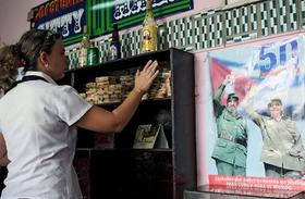 Una empleada ordena productos en una tienda. La Habana, 10 de abril de 2009. (AFP) 