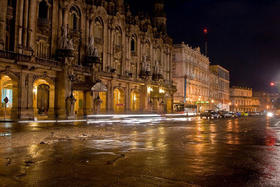 Paseo del Padro, La Habana, durante la noche