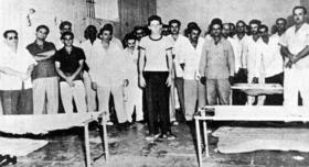 Raúl Castro, al centro en la foto, con otros presos en el vivac de Santiago de Cuba, en esta imagen de archivo