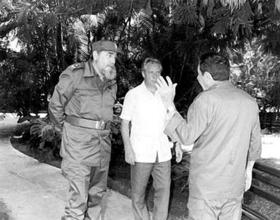 Leonov con los hermanos Castro en Cuba (Foto suministrada por el autor del artículo. © Archivo de Historia del Espionaje.)