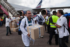 Médicos cubanos laborando en el exterior en esta foto de archivo