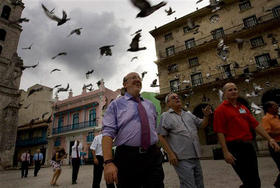 El comisario europeo Louis Michel (izq.), en su tradicional paseo por la Habana Vieja. (AP)