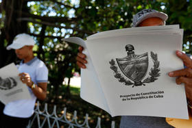 Cubanos leen el proyecto constitucional