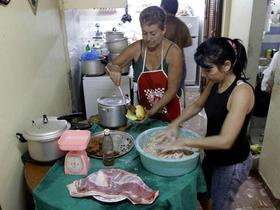 Trabajadoras por cuenta propia preparan comida en La Habana.
