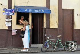 Una mujer compra un helado en un negocio privado, el lunes 26 de diciembre de 2011, en La Habana (Cuba)
