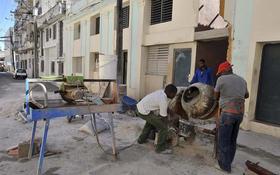 Varios obreros trabajan en la construcción de un edificio de viviendas en La Habana