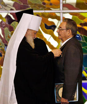 El metropolita Kirill, de la Iglesia Ortodoxa Rusa, condecora a Raúl Castro, el 19 de octubre de 2008
