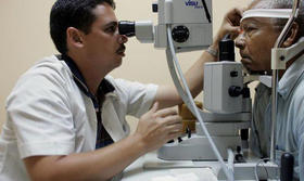 Un médico del hospital Pando Ferrer, en La Habana. (AP)