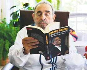 El fallecido gobernante cubano Fidel Castro lee un libro de Barack Obama