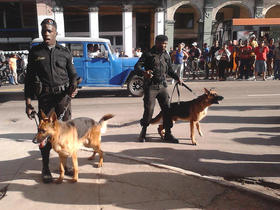 Miembros del cuerpo represivo conocido como los «Boinas Negras» en La Habana, Cuba