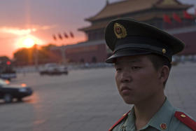 Un policía chino hace guardía casi al comienzo de la plaza Tiananmen en Pekín