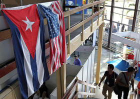 Banderas de EEUU y Cuba en la Feria Internacional de La Habana (FIHAV 2015)