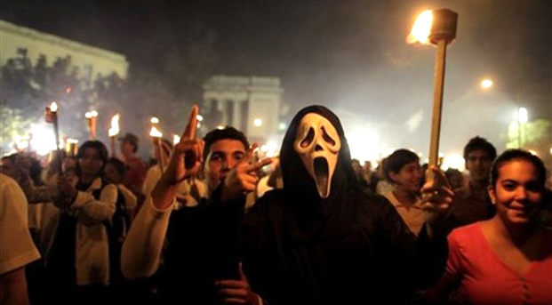 Estudiantes universitarios, durante la Marcha de las Antorchas por el aniversario 156 del natalicio de José Martí, el 27 de enero de 2009 en La Habana. (AP)