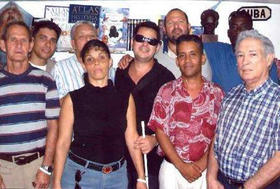 Al centro, con gafas, el opositor Juan Carlos González Leiva, flanqueado por miembros del Consejo de Relatores de Derechos Humanos. (CARLOS SERPA MACEIRA)
