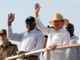El Secretario General de la CTC, Salvador Valdés Mesa (al centro), junto a Ramiro Valdés y Raúl Castro en la celebración del Primero de Mayo en La Habana, en 2010