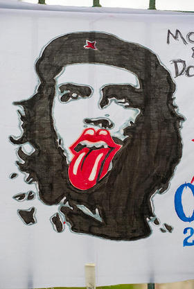 El emblemático símbolo de los Rolling Stones sobre una imagen de Ernesto “Che” Guevara, en un cartel colocado por los fans afuera del recinto donde los Rolling Stones dieron un concierto en La Habana, Cuba, 25 de marzo del 2016