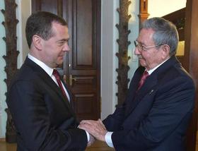 El primer ministro ruso, Dmitri Medvédev, saluda al gobernante cubano, Raúl Castro