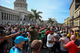 Miles de cubanos protestan contra el gobierno en La Habana, Cuba, el 11 de julio del 2021