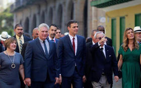 El presidente del gobierno de España, Pedro Sánchez (c), y su esposa, María Begoña Gómez (d), escuchan a Eusebio Leal (2d), acompañados por el gobernante cubano Miguel Díaz-Canel (2i), y su esposa, Lis Cuesta Peraza (i) en La Habana